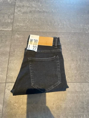 Tiger of Sweden jeans nya - Helt nya jeans ifrån tiger of Sweden. Prislappen är kvar på jeansen. Kvitto kan visas privat vid tvivel på äkthet. Storleken är w30 L32 i modellen evolve