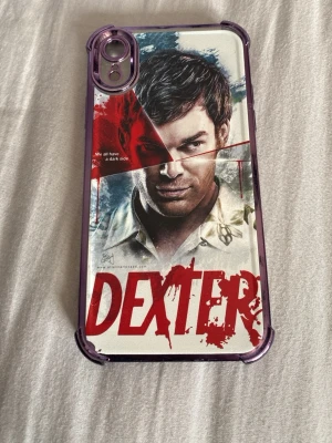 Dexter mobilskal med motiv - Coolt mobilskal med Dexter-motiv och blodstänk, designat för att passa en iPhone. Skalet har en vit bakgrund med röda detaljer och genomskinliga kanter. Perfekt för fans av serien som vill ha ett unikt och stilrent skydd till mobilen. IPHONE XR 