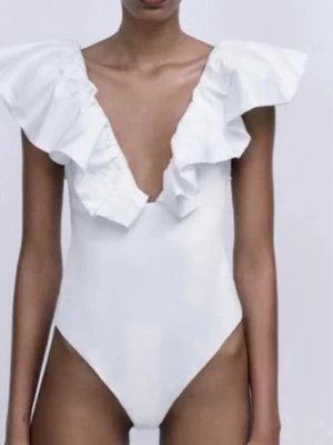 Vit body med volang och djup urringning - brand new Zara body, tags intackt, never used. Ovh