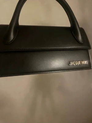 Svart väska - Handväska/ axelväska. Fin modell omvänd.