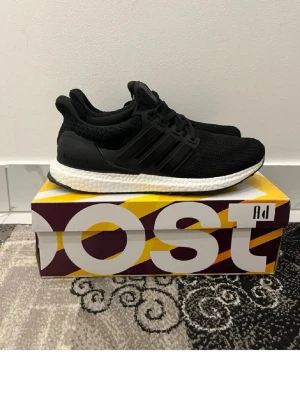Adidas ultra boost - Hela nya ultra boost endast testade inomhus. Säljer för jag fick i födelsedagspresent av lillebrorsan men jag föredrar annat så vill sälja dom. Storlek 41 helt nya som sagt kan gå ner lite i pris vid snabbköp
