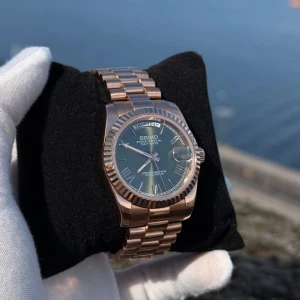 SEIKO MOD - Rose Gold (Day-Date) - Självbyggd SEIKO MOD i rose gold med mintgrön tavla. 