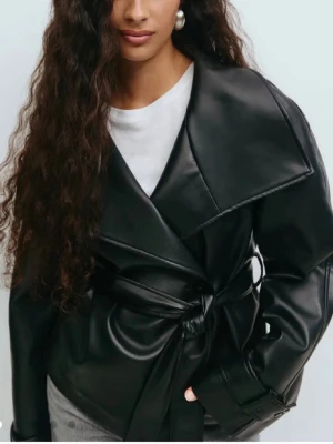 SÖKER!!! - Söker denna skinnjacka från Gina i xs