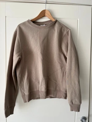 Beige sweatshirt från mango  - Säljer en beige sweatshirt från MNG i storlek XS. Tröjan har rund halsringning, långa ärmar och ribbade muddar vid ärmslut och nederkant. Perfekt basplagg i mjukt material som passar till allt.priset kan diskuteras 
