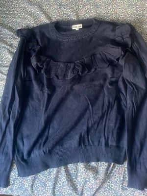 Fin stickad mörkblå tröja - Jättefin mörkblå stickad tröja som är i bra skick hade passat perfekt med ett par jeans eller på en sen sommarkväll