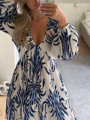 Söt klänning - Populär klänning från H&M, skriv för fler bilder!☺️