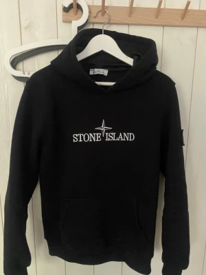 Stone Island hoodie  - Väldigt bra skick i storlek M. Kan gå ner i pris vid snabb affär. 