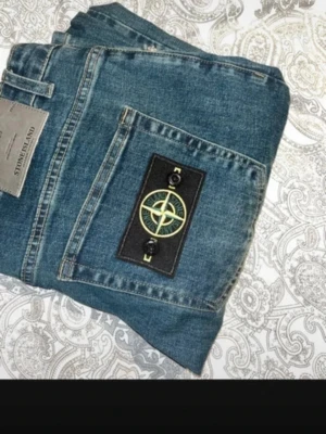 Stone Island Jeans - Hej! Säljer ett par knappt använda Stone jeans perfekt till fotbollssäsongen som börjar nu. Hör av vid eventuell fråga. Priset är inte hugget i sten. 