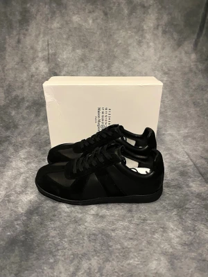 Maison margiela skor - Tjena, säljer nu dessa tvär feta helsvarta maison margiela dojorna! Skick 9,5/10