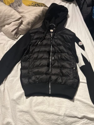  Moncler cardigan  - Säljer en cardigan från Moncler med huva och dragkedja framtill. Det står att det är Small, men jag skulle mer säga att storleken är i XS. Skriv om ni har frågor och är intresserade. Pris kan diskuteras vid snabb affär🙌🏼😁