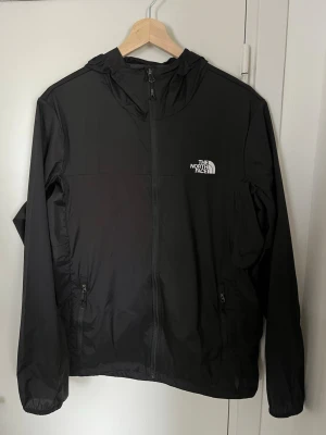 The north face vindjacka svart storlek medium - The North Face vindjacka. Lätt och perfekt för vår/sommar.  Väldigt populär modell Perfekt för vardag/träning/resor  Snabb frakt 🚚 Rabatt vid köp av flera plagg.
