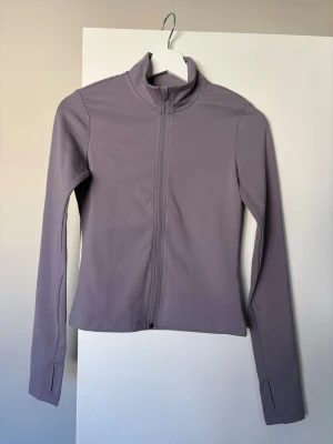 Träningsjacka H&M - Ljuslila Soft Move träningsjacka från H&M. Storlek: XS. Använd 2-3 gånger. Säljer pga att jag inte använder den. 