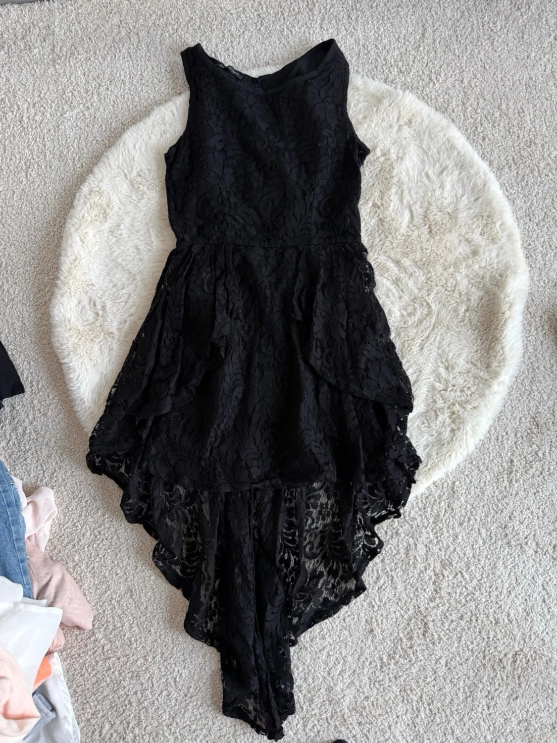 Svart asymmetrisk spetsklänning