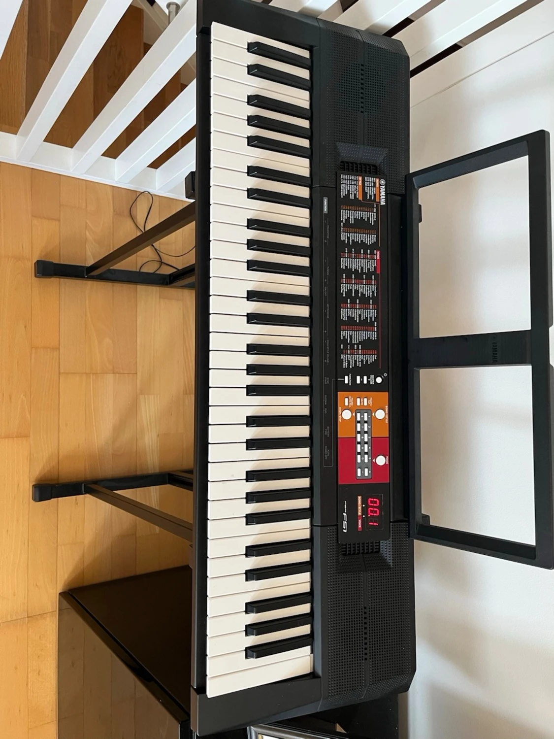 Svart Yamaha keyboard med notställ - 1
