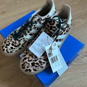 Adidas Originals Handball Spezial - helt nya från boxen & oanvända, säljes pga jag chansade på storleken (36,5) & dom passade inte, orkar inte returnera dom pga fraktkostnader. Vita skosnören ingår till skorna.                                                                      ‼️jag går INTE ner i pris på dessa ‼️