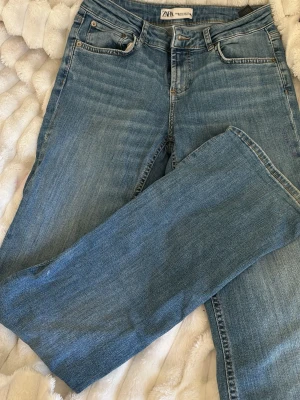 Jeans  - Mid waist jeans från Zara som är helt slutsåld. Har använt 2 ggr men är som ny skick. Den är flare där nere men inte jätte. 🤍