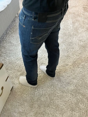 Replay anbass jeans  - Replay Jeans | skick 9/10 | Storlek 32/32 | Pris - 499kr | Modellen är ca 180cm lång | Hör av dig vid minsta fråga eller fundering!!