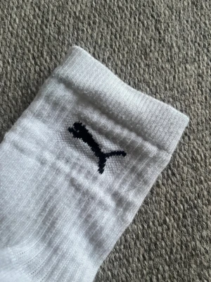 Archive strumpa - Sparsamt använd Puma strumpa med slitningar så jag skulle klassa den som archive med fet vit färg. Detta är den skönaste strumpan du någonsin kommer äga och ha på dig. Är storlek 42 men passar alla storlekar förutom 37 för antingen slim fit eller lite mer baggy passform. Passar perfekt till sko.