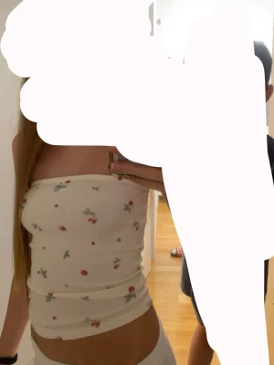 Tubtopp Gina Tricot  - Tub top från Gina som jag bara har använt en gång. Den är i storlek xxs men är ganska stretchig tycker jag. Och den har silikon så att den inte glider ner.