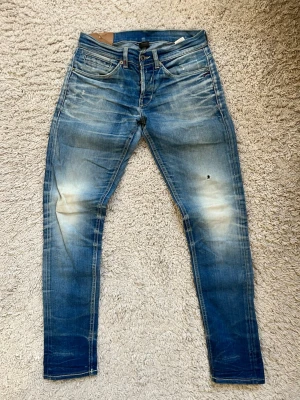 Ljusblå Dondup George jeans - Ljusblå tvättade Dondup George jeans med feta fades Storlek 32 Endast ett litet hål som syns på sista bilden, syns inte vid användning Hör av er vid frågor eller förhandling!🤩