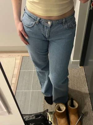 Ljusblå raka jeans i denim - Säljer ett par ljusblå jeans med rak passform och klassisk femficksdesign. Jeansen har normal midja och är tillverkade i ett slitstarkt denimtyg. Perfekta för en avslappnad och trendig look.          Ny pris 699kr