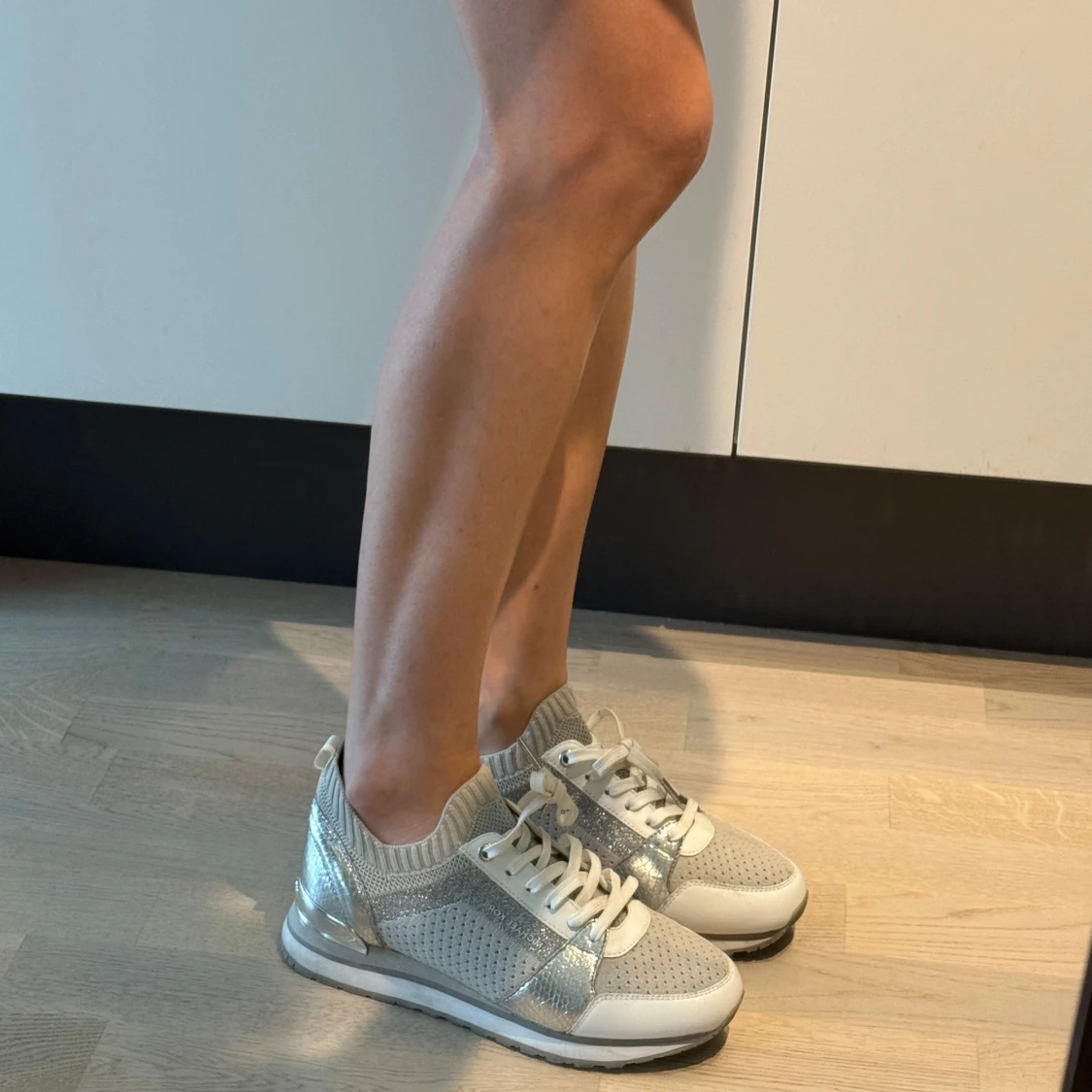 Michael Kors sneakers i silver och beige - 4