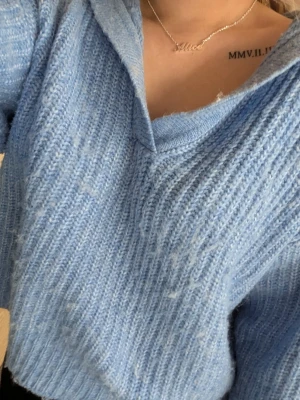 Stickad tröja  - Fint skick men lite nopprig, inget jag själv lägger märke till då den va lite så när jag köpte den ny. Säljer även en likadan svart.😊