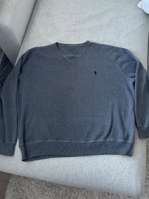 Mörkgrå tröja från Ralph Lauren - Nytt skick, Lite bred i passform. Skriv för ytterligare frågor, pris ej ristat i sten
