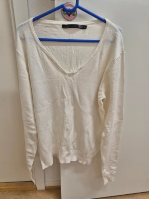 Vit V-ringad tröja från 157 - Klassisk vit tröja från 157 med V-ringning och långa ärmar. Använd 1 gång. 