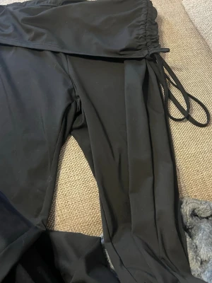 Svarta utsvängda byxor  - Säljer dessa byxor har knappt använt dem kolla sista bilden så ser man att man kan knyta sidan 🖤