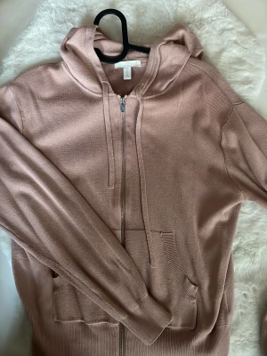 Rosa zip kofta från H&M Basics - Stickad rosa tröja med zip, lite nopprig vid armen och är mer rosa än vad som syns på bilden!🩷