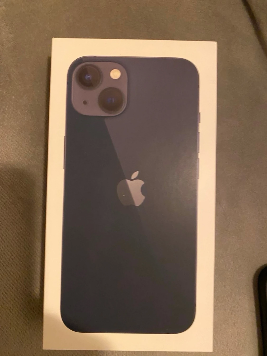 Svart iPhone 13 med dubbla kameror - 3