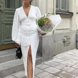 Adoore klänning  - Super fin klänning från Adoore som endast är använd en gång. Storlek 42 men passar någon mer s/m. Jag har sytt i bysten då jag tyckte att den var lite urringad samt att jag sytt upp ärmarna någon centimeter och nertill då den var för lång på mig. Är 163 och passar perfekt med någon centimeter över längst ner , men jag har sprättat upp det och ser helt ny ut. 