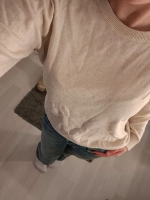 Beige tröja från .OBJEKT - En stilren beige tröja från .OBJEKT med rund halsringning och långa ärmar. Tröjan har en enkel, klassisk design och är tillverkad i mjukt material. Tröjan är i storlek L men har ändå fin passform på mig som använder S.