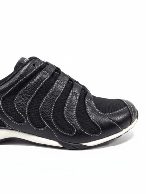 Nya Hush Puppies Sneakers, Svart, stl 38-24.8cm ordinarie pris 799kr - .Välgjorda bekväma svarta sneakers från Hush Puppies.  Stilren design med snörning.                                     Hush Puppies  Founded in 1958, Hush Puppies recognized the need for comfortable shoes – for the workweek and the weekend. Our basset hound, the Hush Puppies dog has a become a globally recognized icon, and our comfy flats, loafers, and slip-ons have become solutions for sore feet, aka “barking dogs.” While we continue to innovate comfort, 