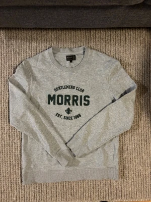 Morris tröja - Grå Morris tröja  Knappt använd, inga defekter  Mått: längd 66cm, bredd 53cm Pris kan diskuteras!  Skriv vid funderingar!