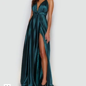 Balklänning  - Min fina balklänning, endast använd 1 gång. Skriv privat för egna bilder eller mått💗💗Uppsydd att passa mig som är ish 170💗Lagt cirka 3000 på den med frakt och uppsyning💗Skriv för egna bilder💗Perfekt för studentbal💗Klänningen har även en slits så den är lätt att gå i🙌🏼