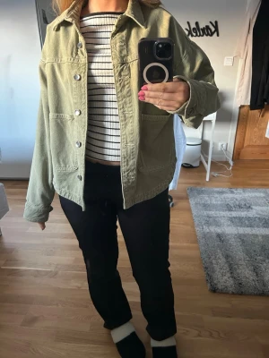 Grön jeansjacka  - Super fin från Zara💚