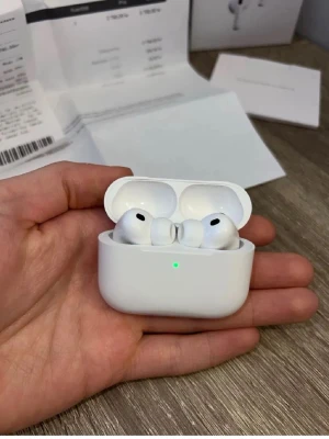 Apple AirPods Pro med laddningsetui - Säljer ett par Apple AirPods Pro med vitt laddningsetui och extra silikonpluppar. Hörlurarna är trådlösa och har en stilren, kompakt design i vit plast. Perfekt för musik, samtal och träning. Levereras med originalförpackning och tillbehör.