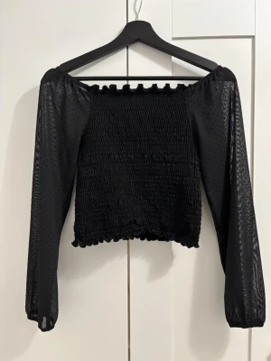 Svart offshoulder topp  - Super snygg och söt fest topp! Är i storlek 146/152 men passar mig som bär XS/S och är 173cm lång!❤️ Skriv gärna innan ni köper! Priset går att diskutera vid snabb affär!❤️