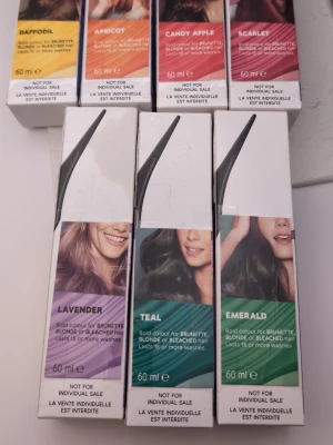 Oanvända Clairol Color Crave salongs hårfärg semipermanent  60mlx7 regnbåge - Säljer flera olika nyanser av Clairol Color Crave hårfärg, 60 ml per förpackning. Färgerna inkluderar Daffodil, Apricot, Candy Apple, Scarlet, Lavender, Teal och Emerald. Passar brunetter, blonda och blekta hår. Intensiva färger som håller upp till 15 tvättar. Den lila är öppnad och provade en liten dutt men sen blev det inget mer. Vill du göra regnbågsfärgning eller byta färg ofta?