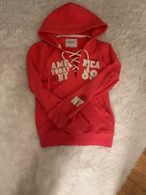 Hoddie - Säljer denna fina hoddie, från America Today men köpt second hand för 499🤗hyfsat använd men ej av mig då den inte riktigt är min stil! Den är strl L men passar mig som har S. 