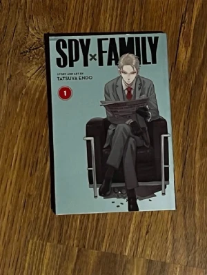 Spy x Family Volym 1 Manga - Säljer första volymen av manga-serien Spy x Family av Tatsuya Endo. Boken har ett stilrent omslag i ljusblått med en tecknad karaktär i kostym. Perfekt för dig som gillar action, humor och spion-tema. Språk: engelska. Format: pocket.