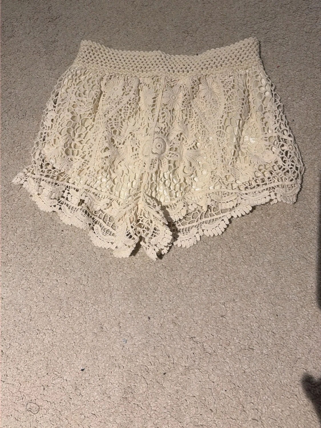 Beige virkade spets-shorts