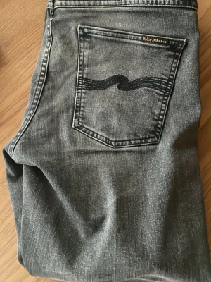 Grå slim fit jeans - Säljer ett par gråa nudie, med en mobil fade på fickan. Pris kan diskuteras 