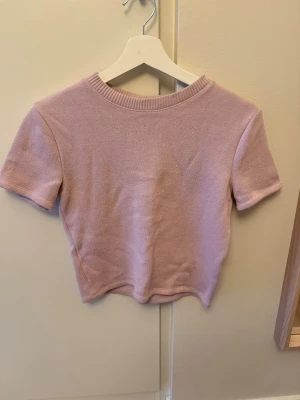 Ljuslila stickad kortärmad tröja - Säljer en ljusrosa stickad tröja med korta ärmar från Zara! Jätte skönt material och super fin! Använd fåtal gånger så bra skick💕