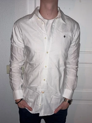 Vit skjorta från Morris - Vit skjorta från Morris i storlek M.  Fint skick till ett bra pris. Nypris: 1995kr. Mitt pris: 349kr. Vid frågor eller funderingar, tveka inte att höra av dig.