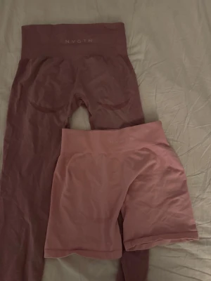 Nvgtn tights+shorts - Säljer ett par gammeldags rosa tights och ett par ljusrosa shorts, båda i storlek M. Man kan absolut köpas separat om det finns intresse för den ena! 150kr vardera🙂