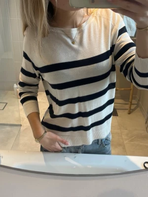 Randig tröja - Skitsnygg randig långärmad tröja från Zara! Ett tunt och lätt Material och perfekt nu till våren och sommaren💓 