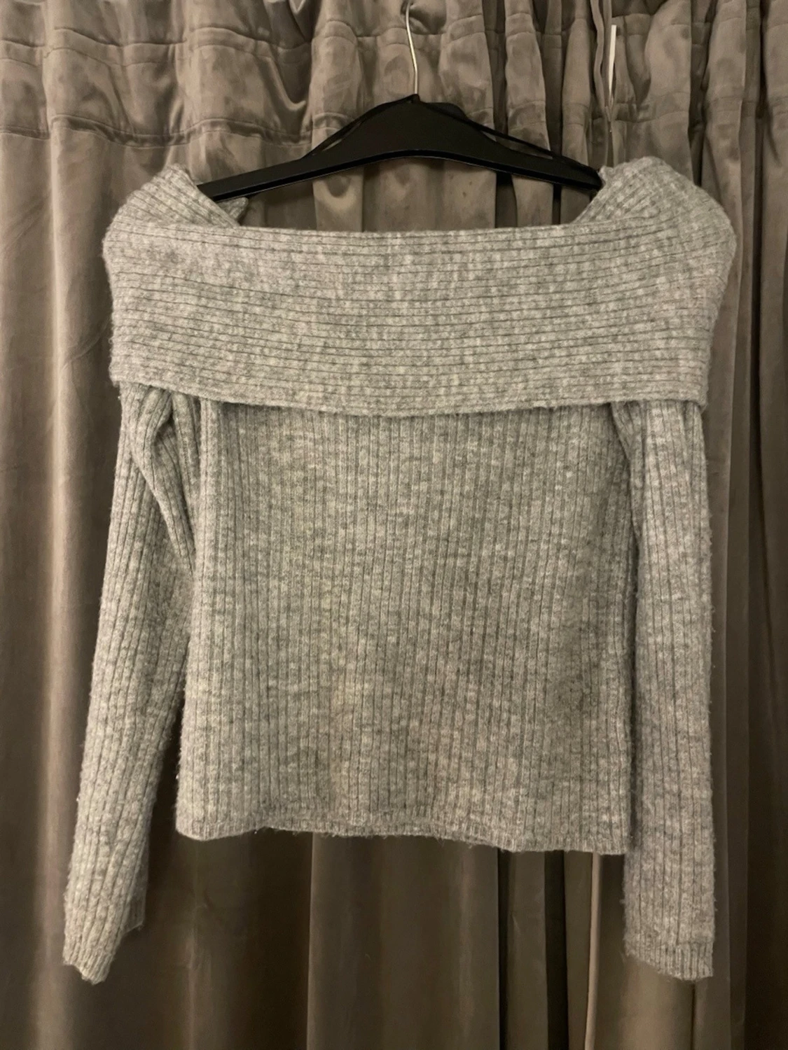 Grå off shoulder stickad tröja Divided